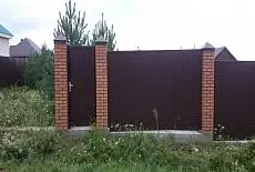 Забор с кирпичными столбами Иркутск август 2019