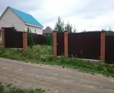 Забор с кирпичными столбами Иркутск август 2019