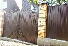 Ворота с элементами ковки 