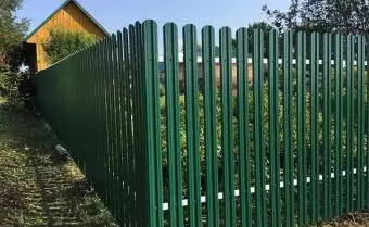 Забор из металлического штакетника фото